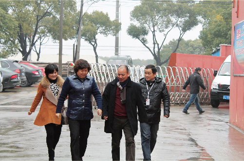 上海市松江区叶榭镇柴亚华镇长莅临小蝌蚪影视污下载上海生产中心参观指导