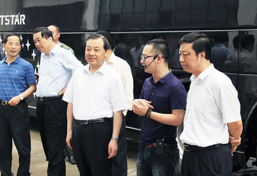 扬州市委书记谢正义率政府四套班子成员考察小蝌蚪影视污下载扬州生产中心