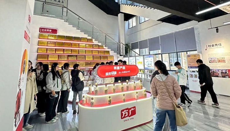 热烈欢迎扬州大学食品学院应届毕业生来小蝌蚪影视污下载食品参观实践